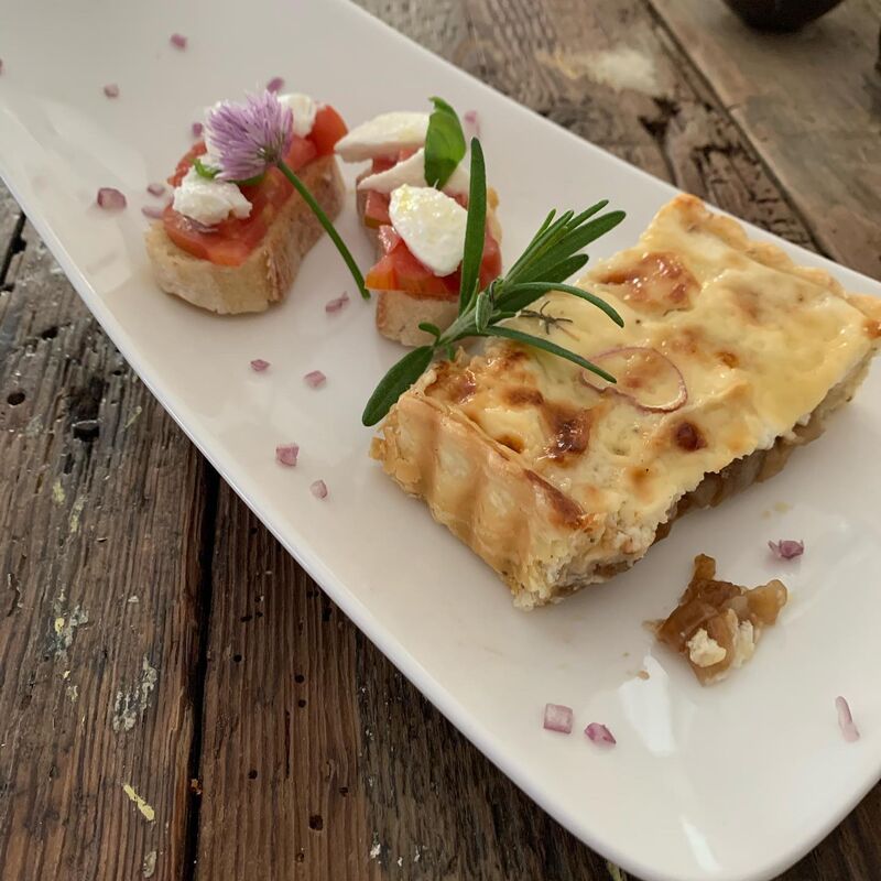 Tarte chèvre miel oignons confits