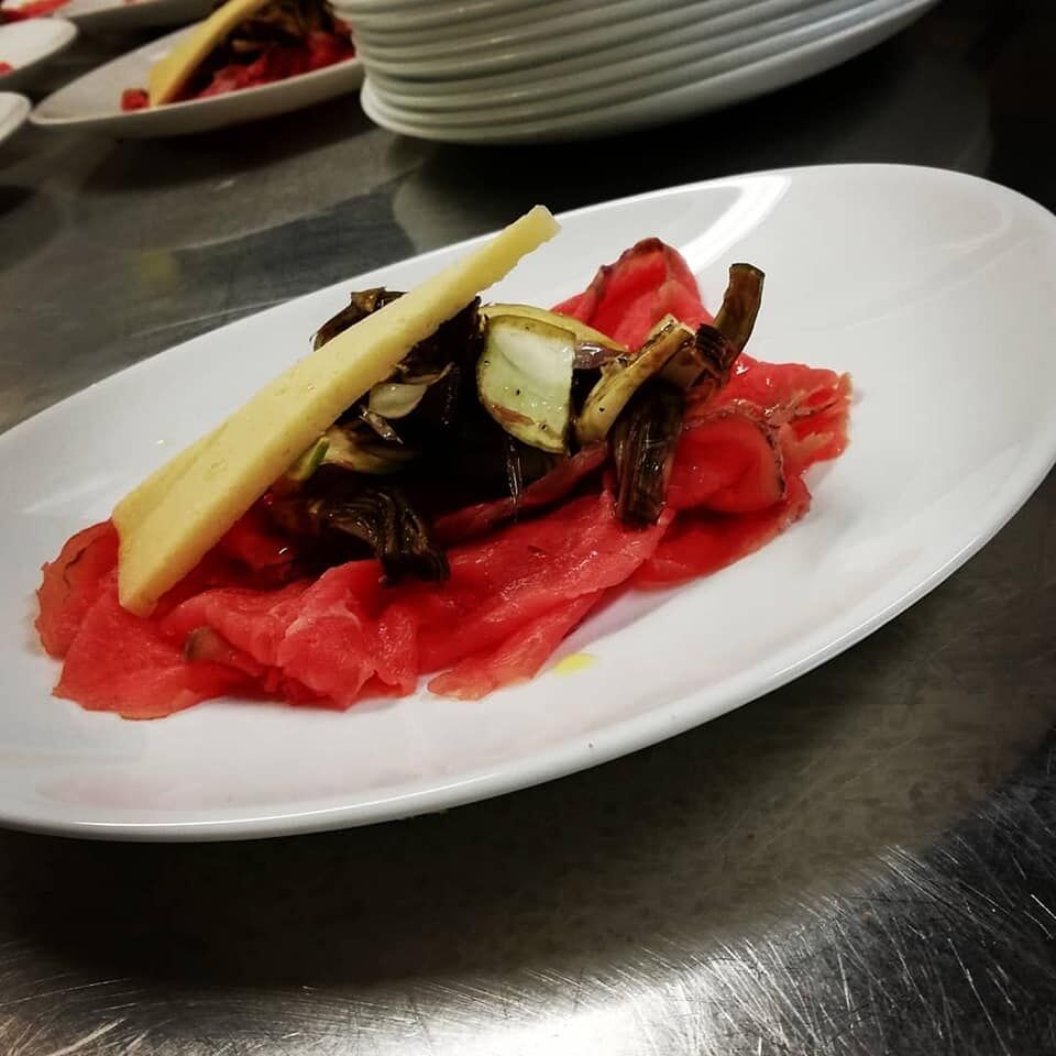carpaccio ubriaco con insalata di carciofi e parmigiano
