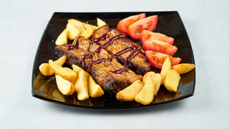 BBQ ribs s pekarskim krumpirom