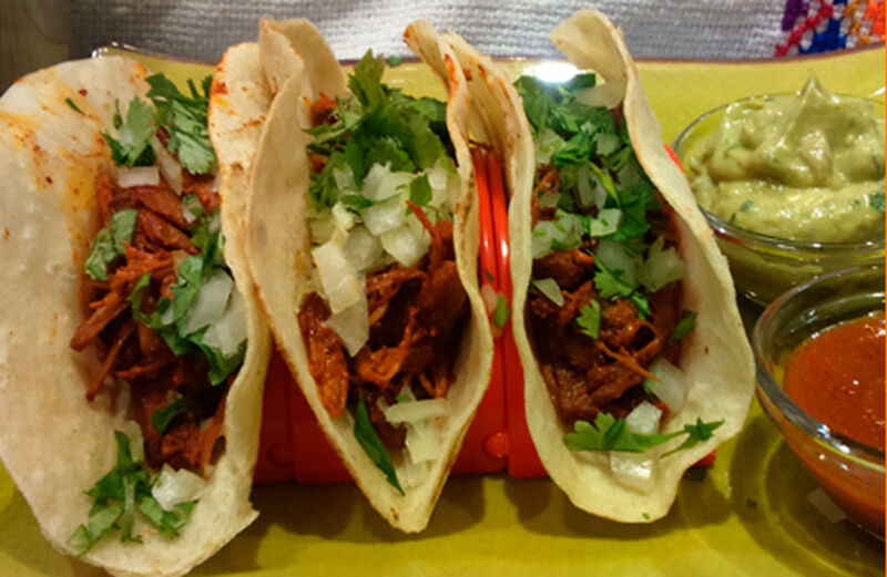 Tacos (3 tortillas) de Cochinita Pibil servi avec du guacamole et une sauce pimentée ou non
