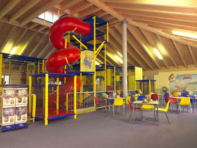 Im Bild zusehen unsere 8 Meter hohe Spiralrutsche