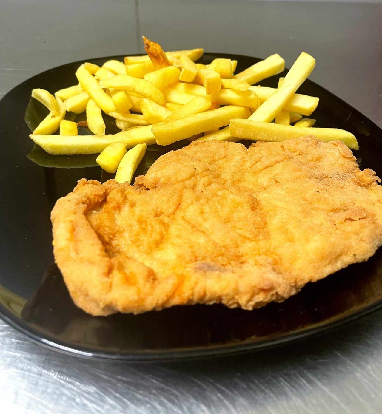 Snițel de pui cu cartofi prăjiți 