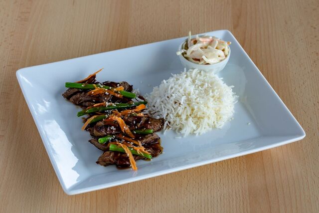 Viande de boeuf marinée au « saké » (boisson alcoolisée à base de riz), à la
sauce teriyaki, servie avec des carottes râpées.