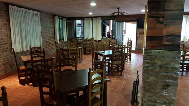 Nuestro gran comedor para eventos, con chimenea.