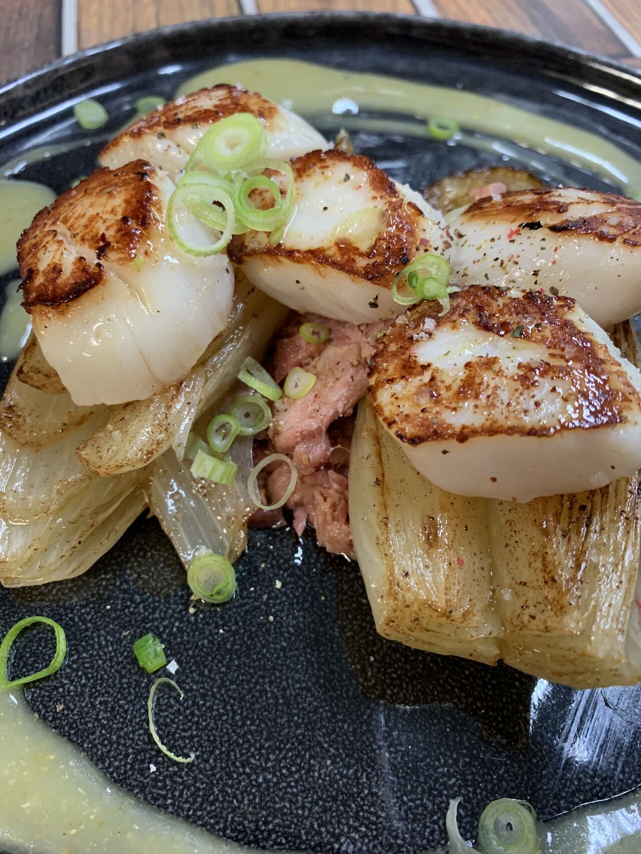 Les Saint Jacques, Sauce à la Clémentine Corse, Jambon de Reims et Endives Braisées
