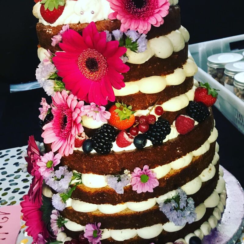 Naked cake # gâteau de mariage vanille / fruits rouge 