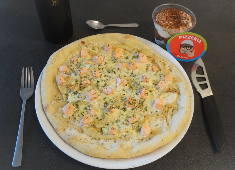 Pizza d'août : Base crème, Mozzarella, Fenouil cuit (vin blanc-graines de fenouil- grène d'anis - jus de citron), Saumon frais