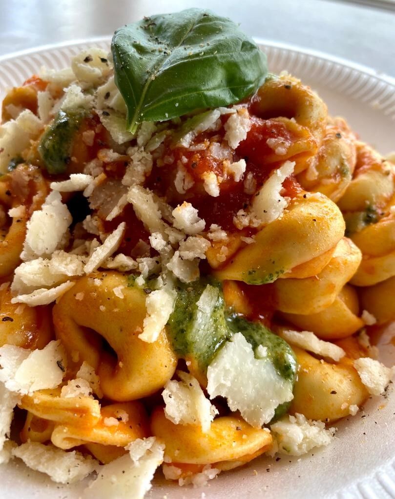 Tortellini di carne al pomodoro e basilico 