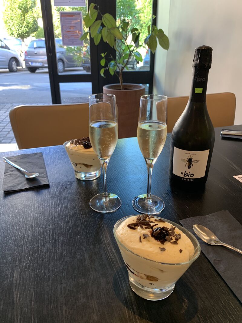 Tiramisu cerise Amarena accompagné d'une coupe de Proseco