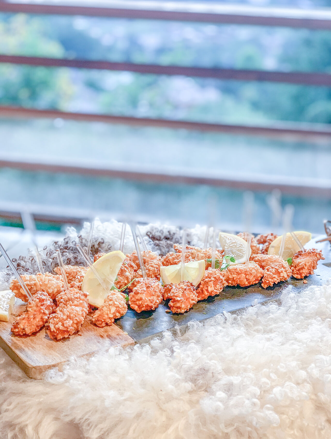 Gambas rouge en tempura avec des amandes croustillantes.