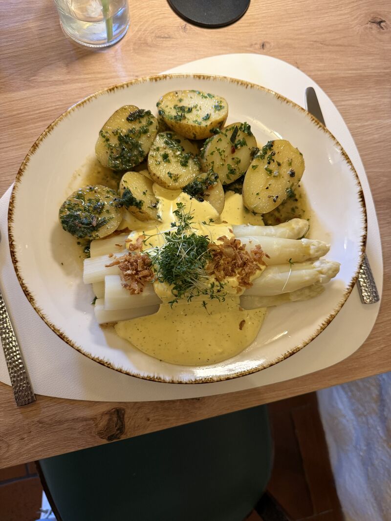 Spargel mit Kartoffeln und Bernaise