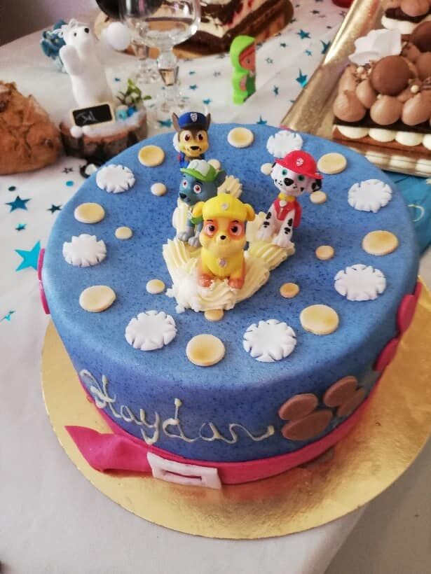 Gateau d'anniversaire en pate à sucre 