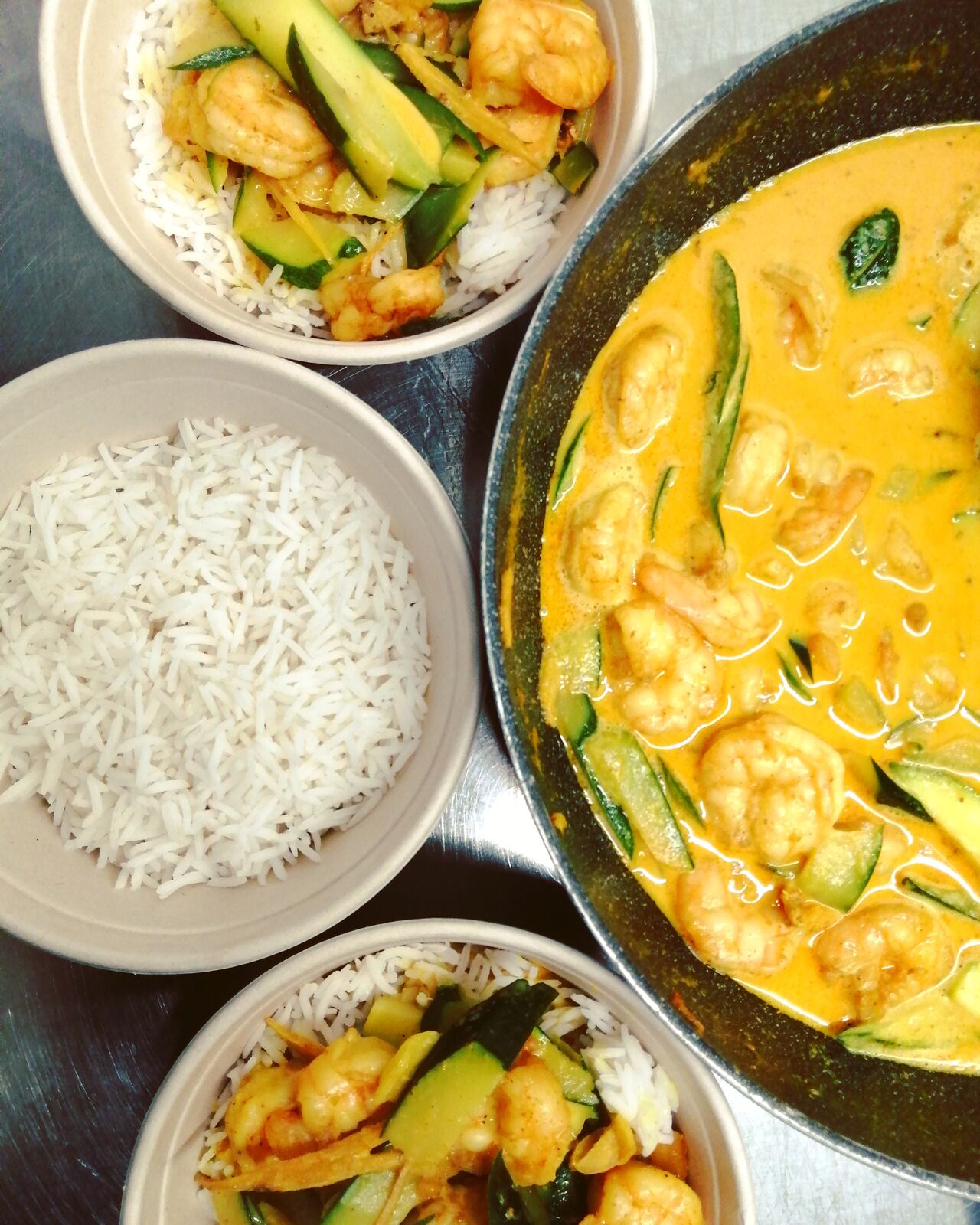 Curry di gamberi thai style con riso basmati