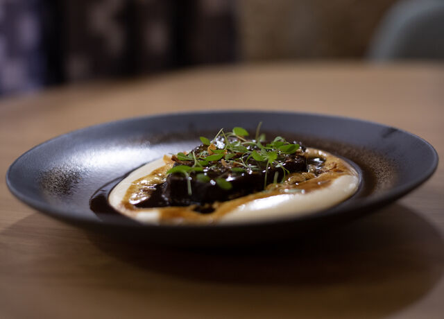 Paleron de boeuf braisé, polenta crémeuse, jus de bœuf corsé 