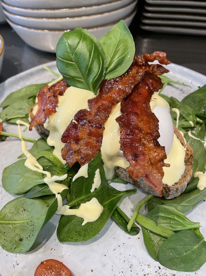 EGGS BENEDICT BACON