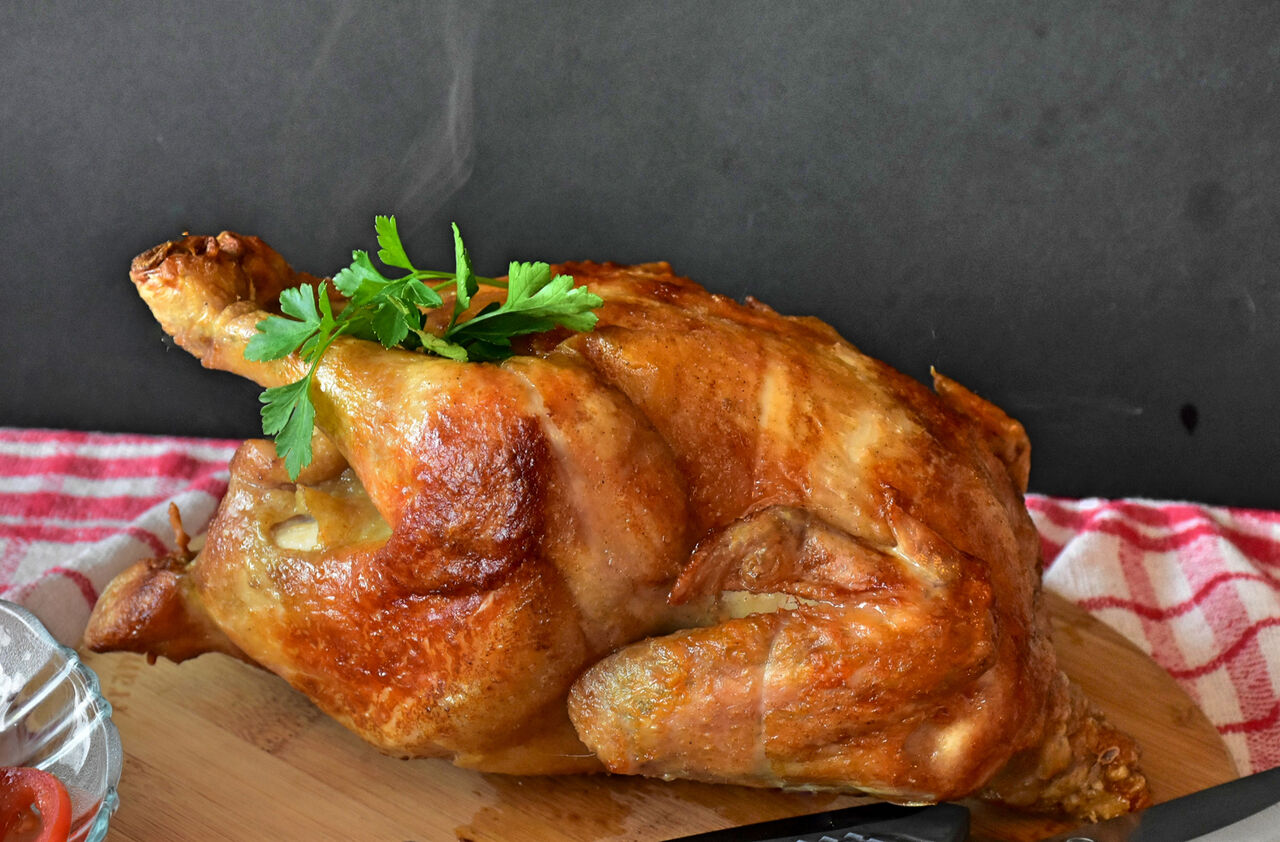 Knusprig gegrilltes Hendl, frisch vom Bauern.