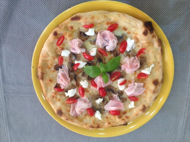 Schiacciata pomodorini (a km 0), bufala e cotto