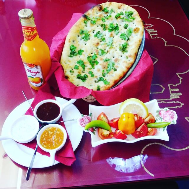 Keema Naan mit Minzsauce, Aprikosen-Chutney, Imli Chutney, kleiner Salat und MangoSaft