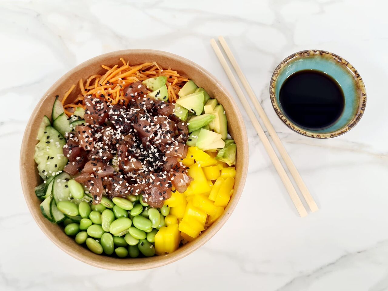 Poké bowl Thon : base riz vinaigré ou quinoa, thon, concombre, edamame, mangue, avocat, carotte
12,90 euros