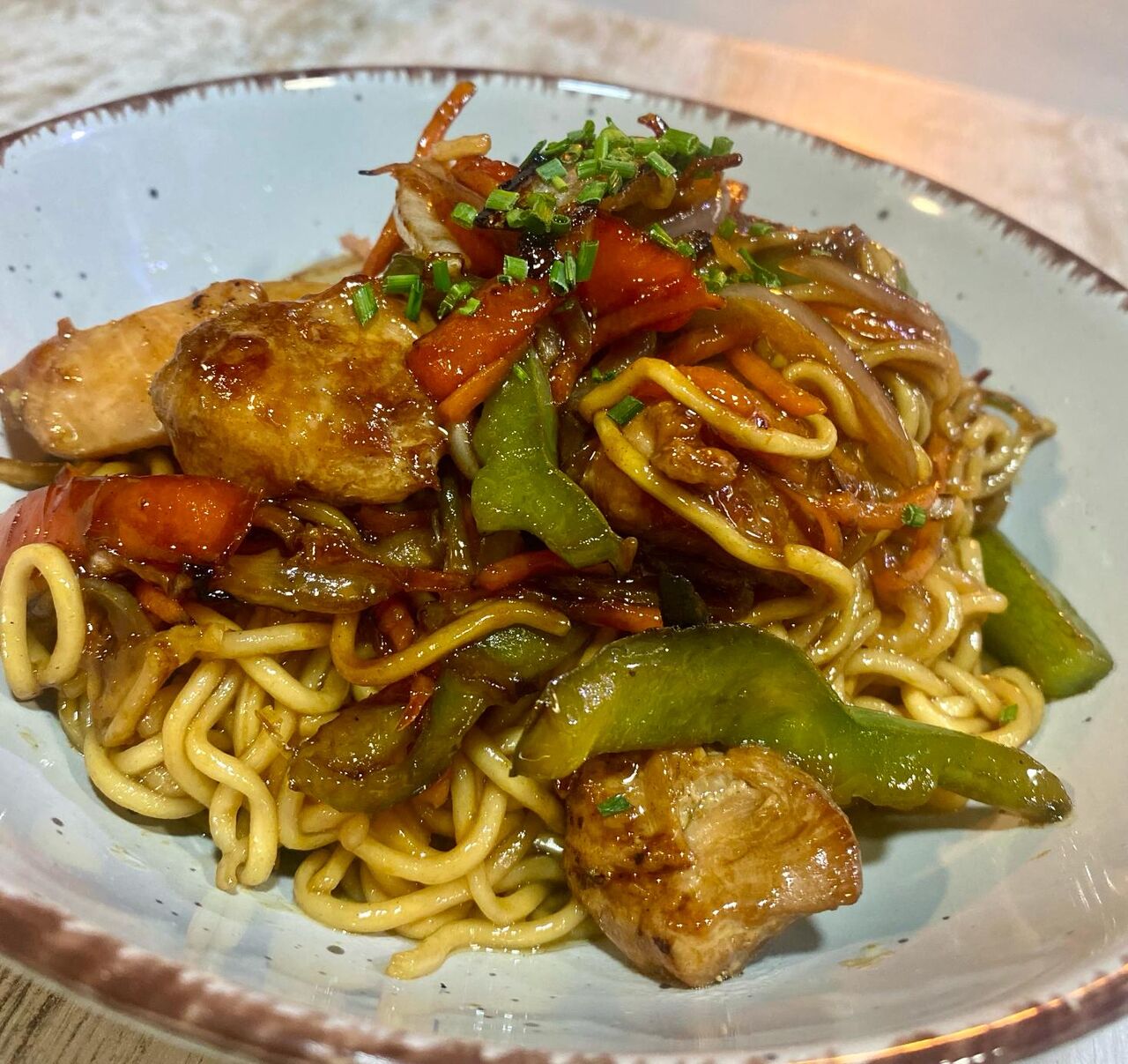 Yakisoba de pollo