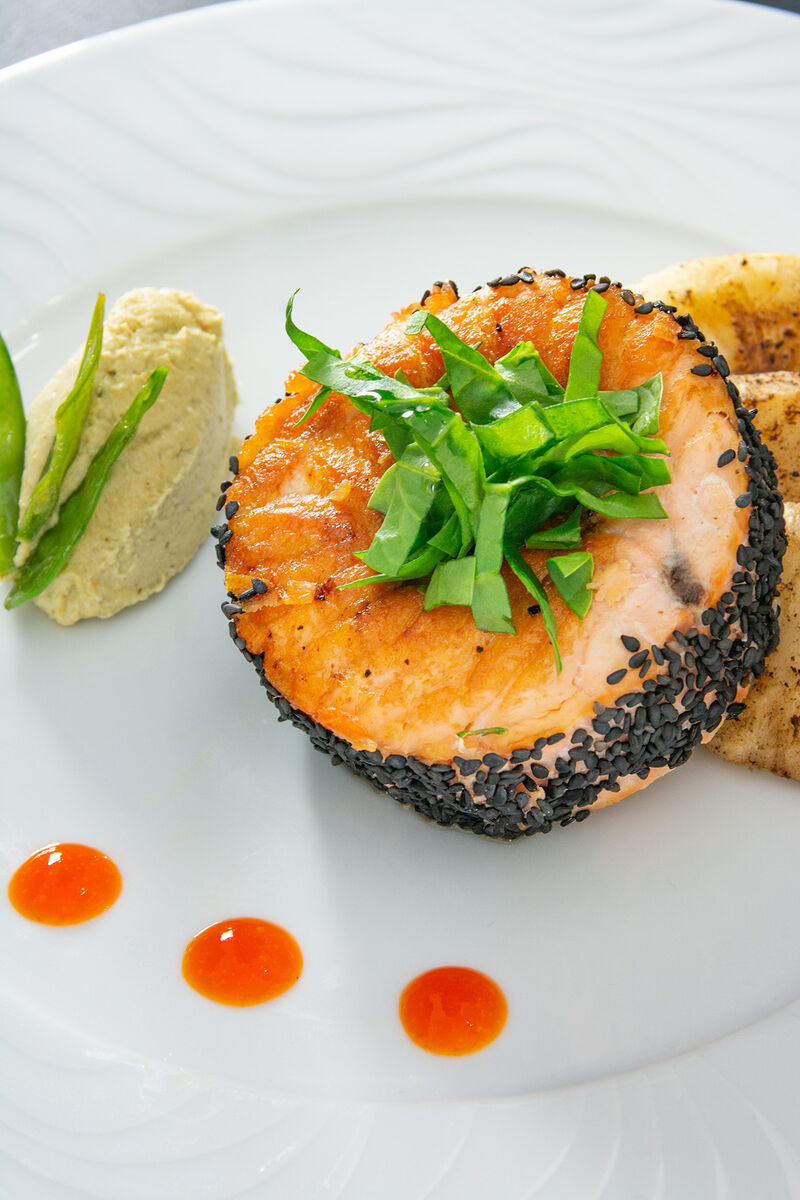 Roulé de saumon au pavot, crémeux de fenouil, gelée de poivrons