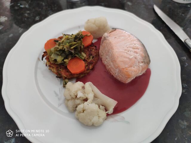 Saumon sauce fruit rouge et farandole de légumes