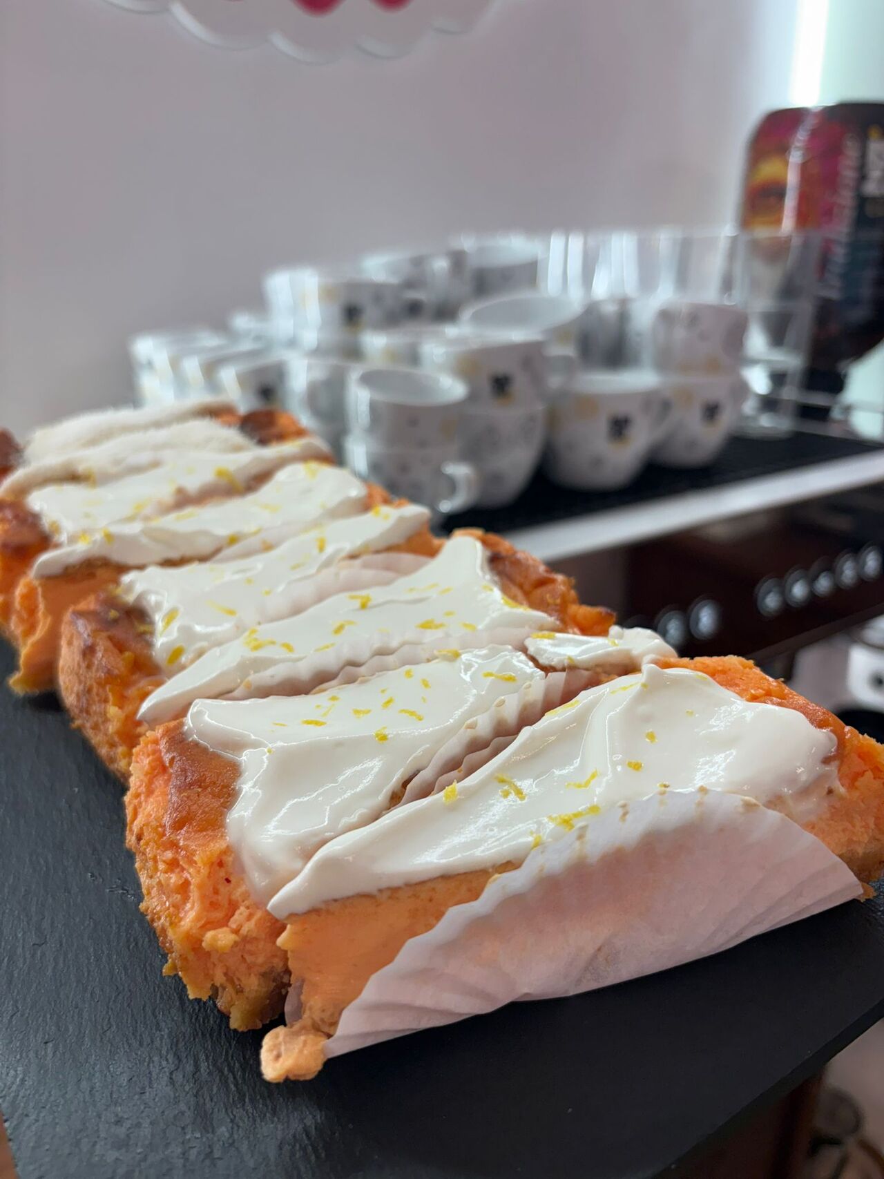 Nuestra famosa tarta de queso de maracuyá. ¡Increíblemente fresca!