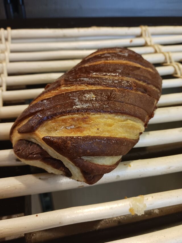 le pain chocolat recouvert d'une pâte de cacao