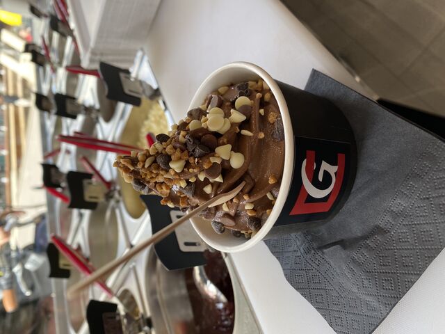 Sundae glace chocolat,toppings chocolat blanc et noisettes 