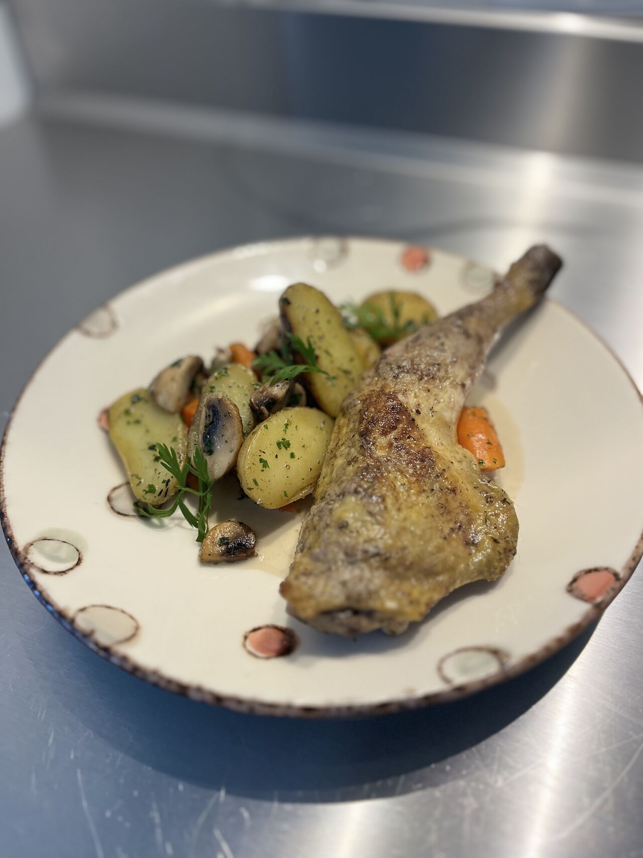 Cuisse de pintade au poivre blanc de penja pommes de terre grenaille sautées 