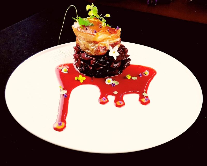 Bauchspeck gebacken auf Kompott von roten Zwiebeln und Kirschsauce