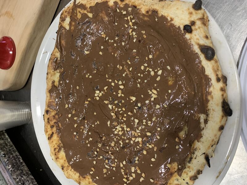Pizza alla nutella con granella di mandorle 