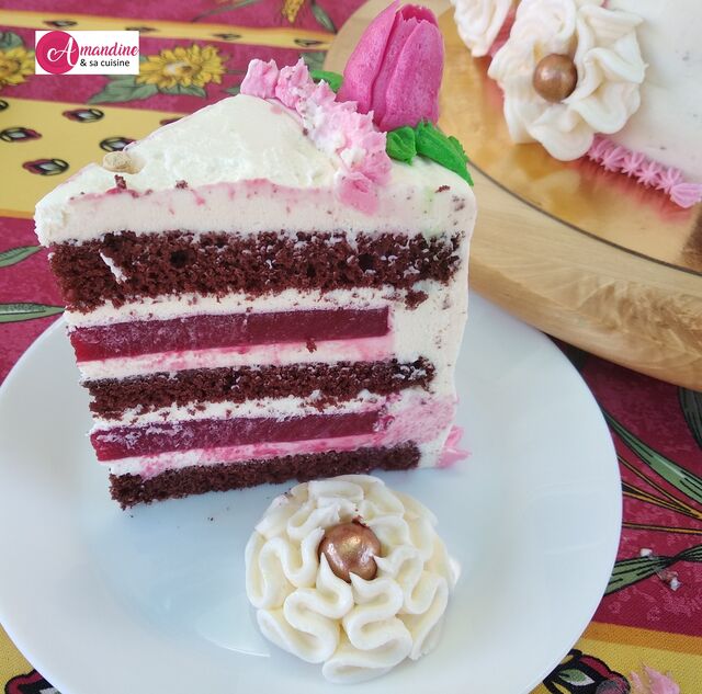 Layer cake pour mon anniversaire : Biscuit moelleux au cacao sans gluten, crème chantilly au chocolat blanc, gelée de framboises