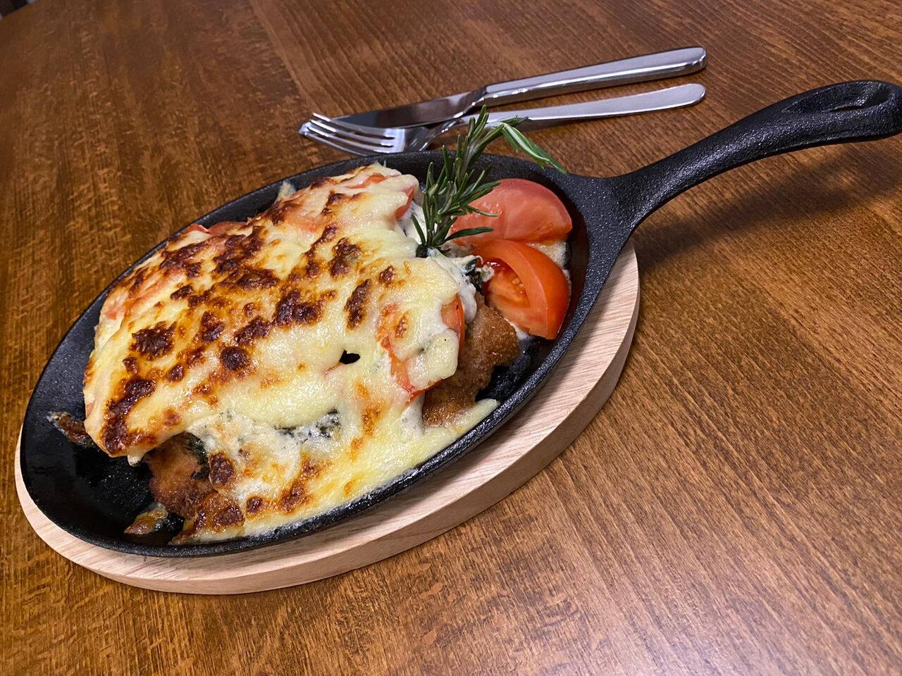 Schnitzel überbacken
Spinat/ Cremé frâiche/ Tomate/ Knoblauch/ Kroketten