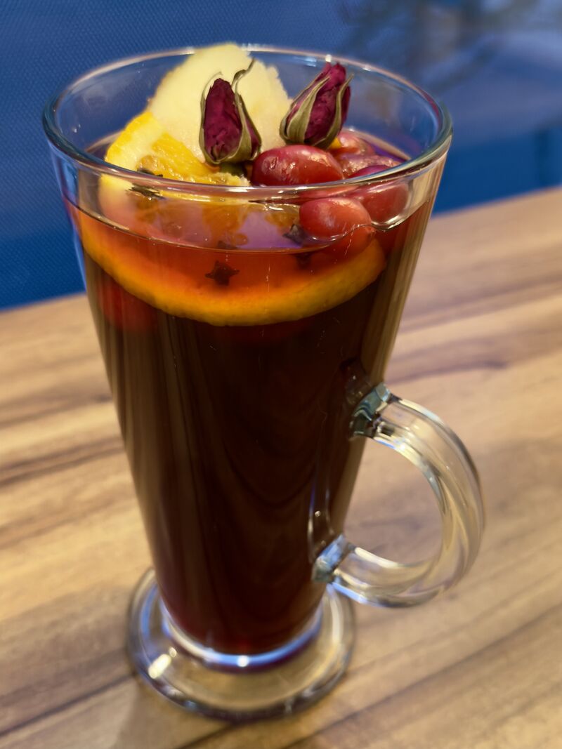 ŻURAWINOWY BEZ-herbata z syropem czarnego bzu, żurawiną, cytryną, jabłkiem, goździkami pąkami róży.