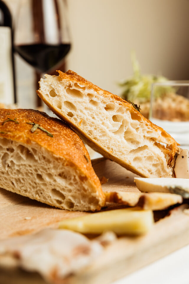 Due tranci di focaccia al rosmarino