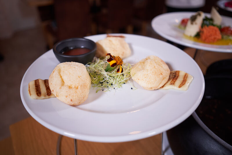 Pão de Queijo com queijo coalho e molho de goiabada picante
