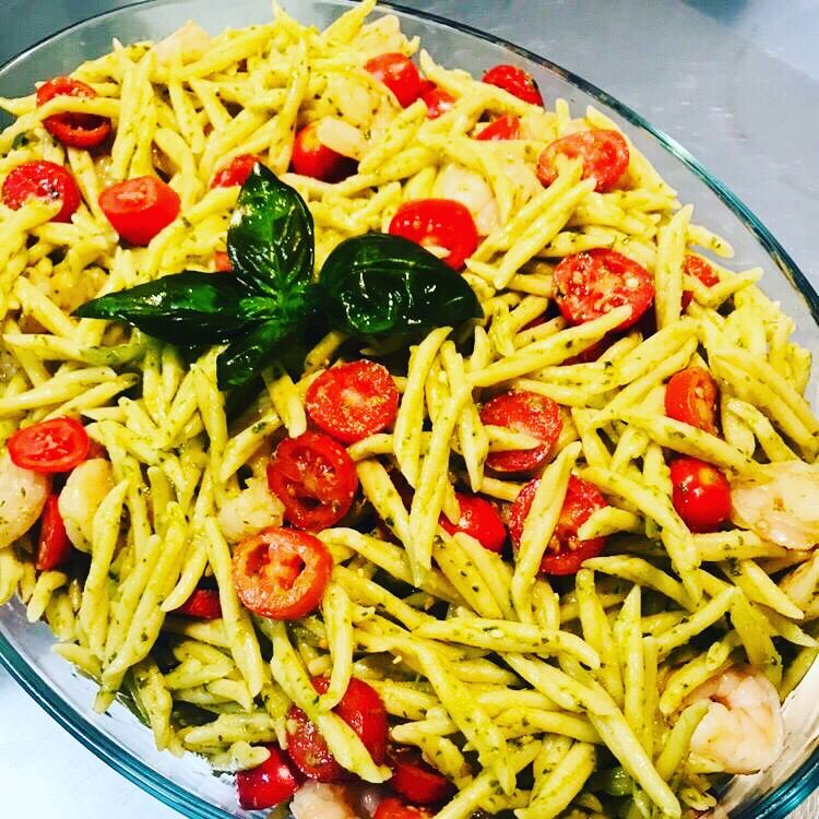 Pasta fredda basilico, pomodorini e gamberetti