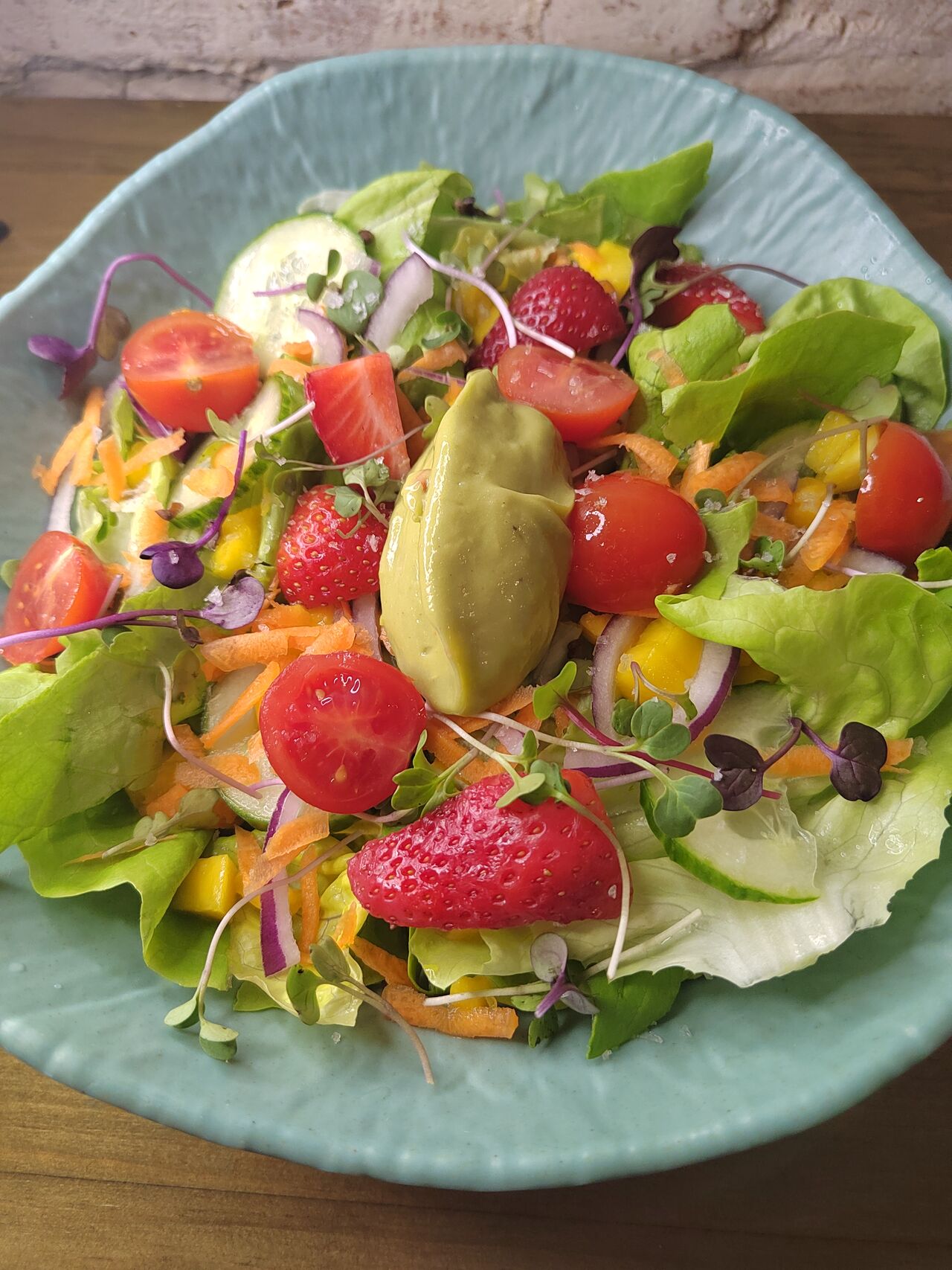 ENSALADA DE LA HUERTA CON FRUTA DE TEMPORADA