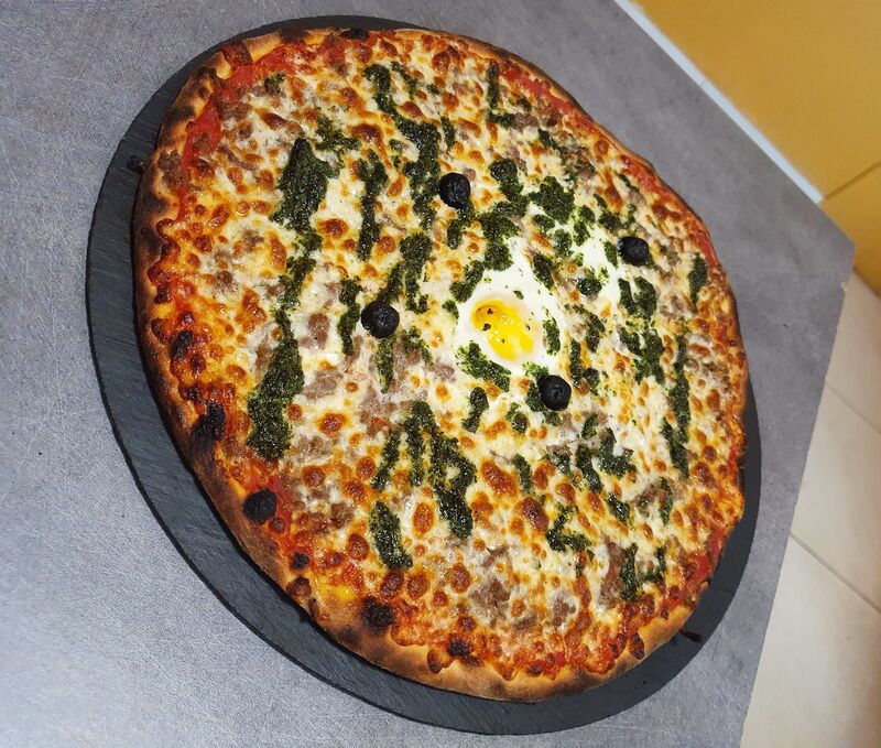 LA CANNIBALE:
Base tomate, viande de bœuf, mozzarella, oeuf, persillade, olives.