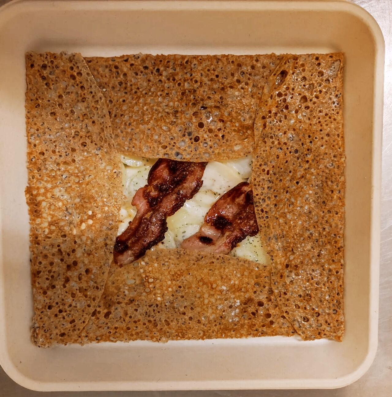 PAYSANNE : pomme de terre persillée, reblochon, poitrine grillee (sur place et emportée)