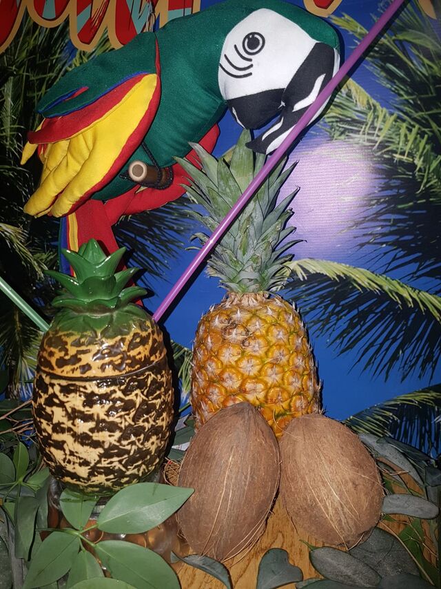 PIÑA COLADA: para 1, 2 o 4 personas.
Malibú y ron negro.