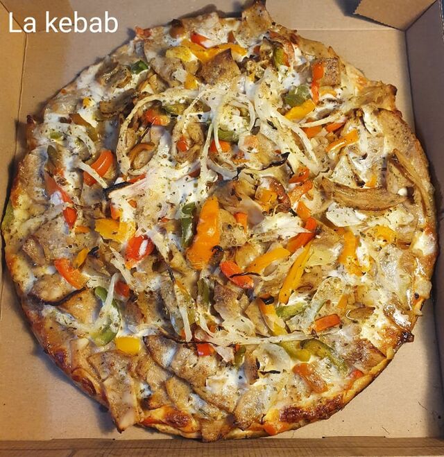 Base tomate, viande à kebab, poivrons, oignons, sauce blanche, origan