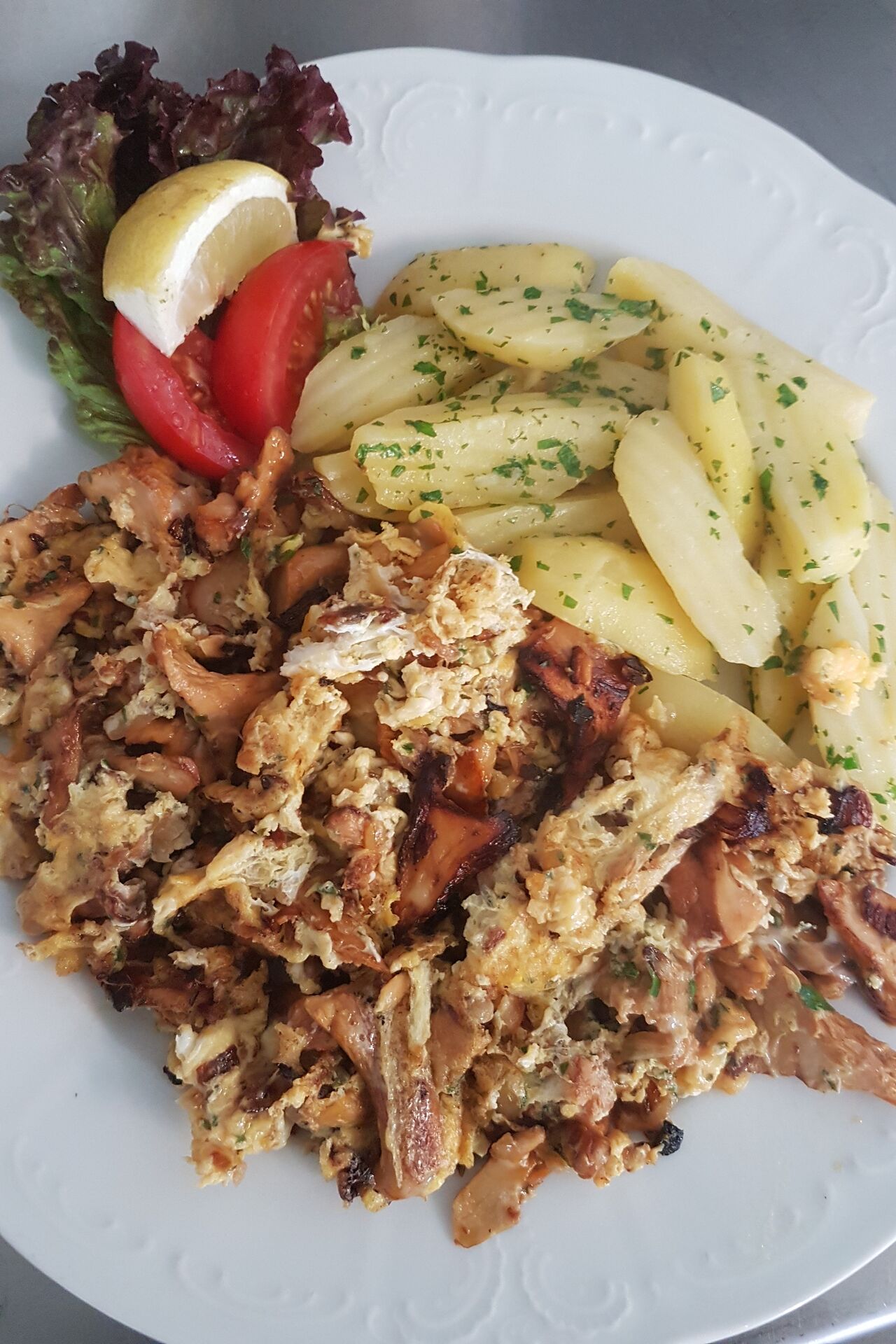 gerötete Eierschwammerln mit Ei