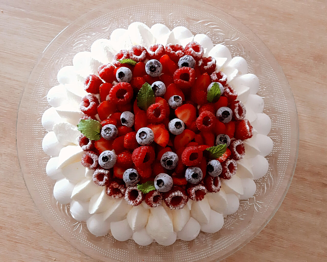 Pavlova aux fruits rouges (4,00€ la part)