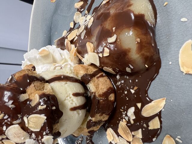 La Profiterole Revisitée et sa Poire Pochée