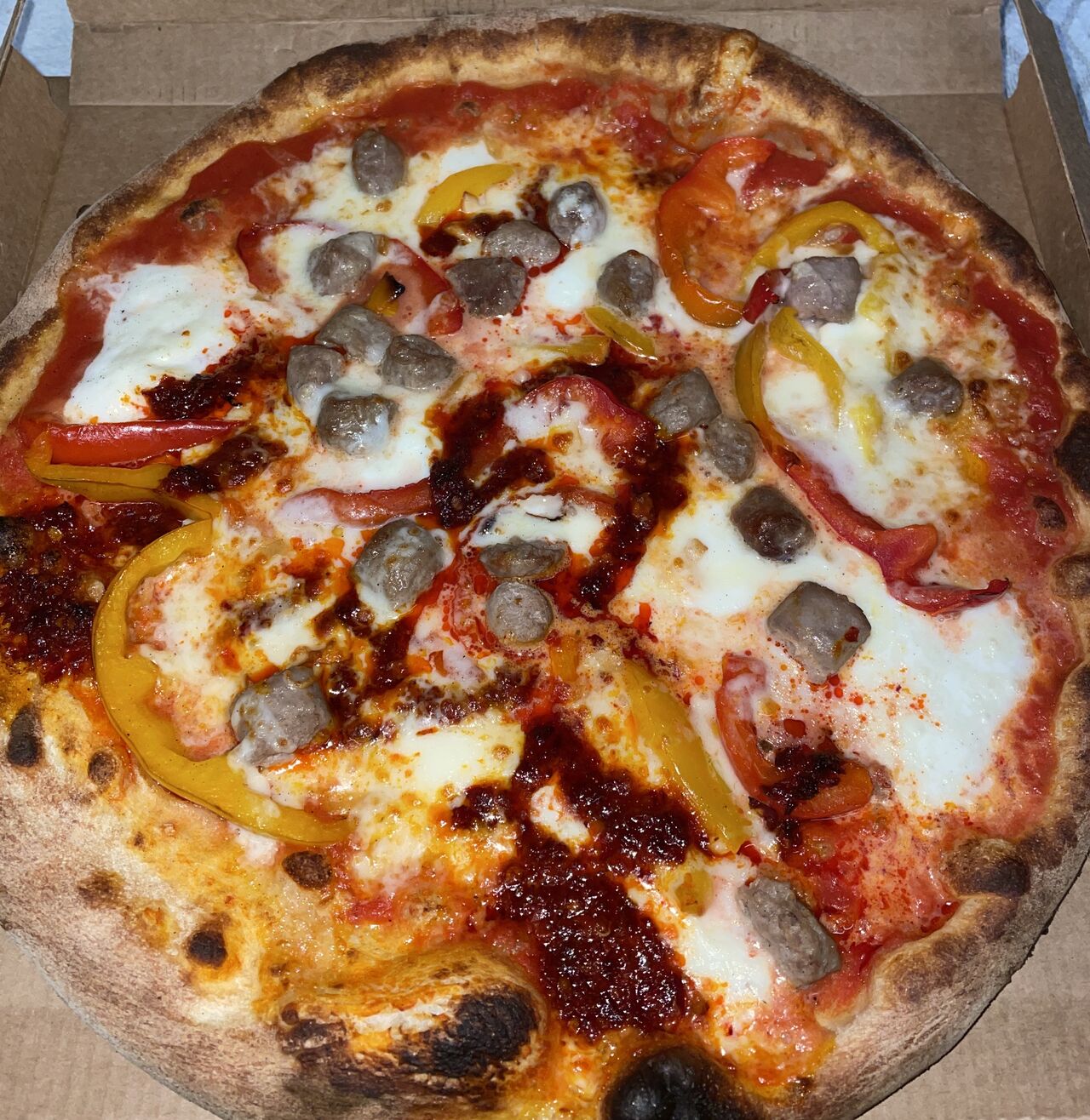 Etna:
pomodoro, mozzarella fior di latte, scamorza affumicata, peperoni, salsiccia e ‘nduja