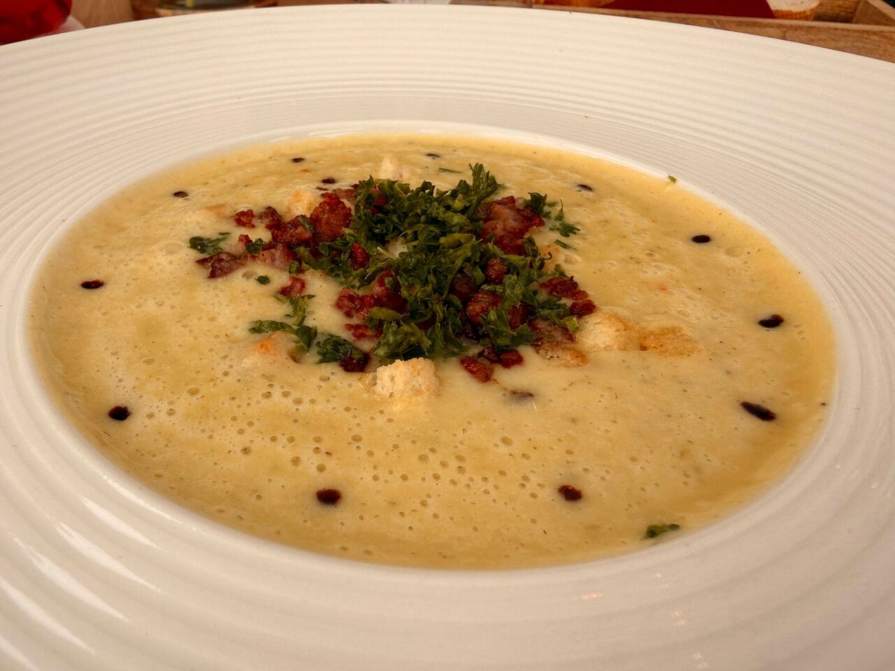 Kartoffelcremesuppe mit Speck und Croutons