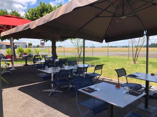 Terrasse au bord des pistes de l'aérodrome
