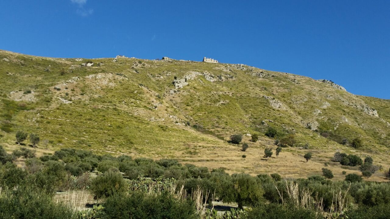La Rocca Montis Dragonis che sovrasta il monte Petrino